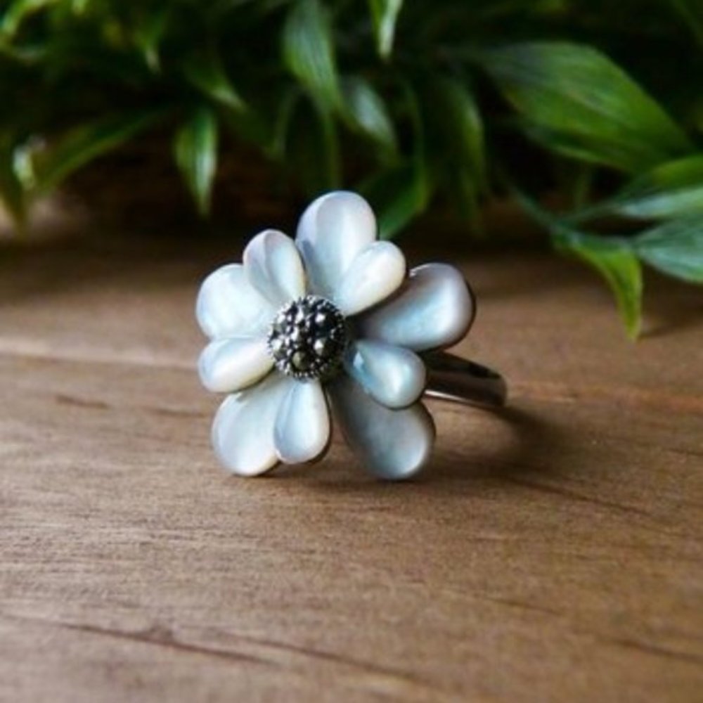 New Gorgeous 925 Sterling Silver Marcasite & Mother-of-Pearl Flower Ring